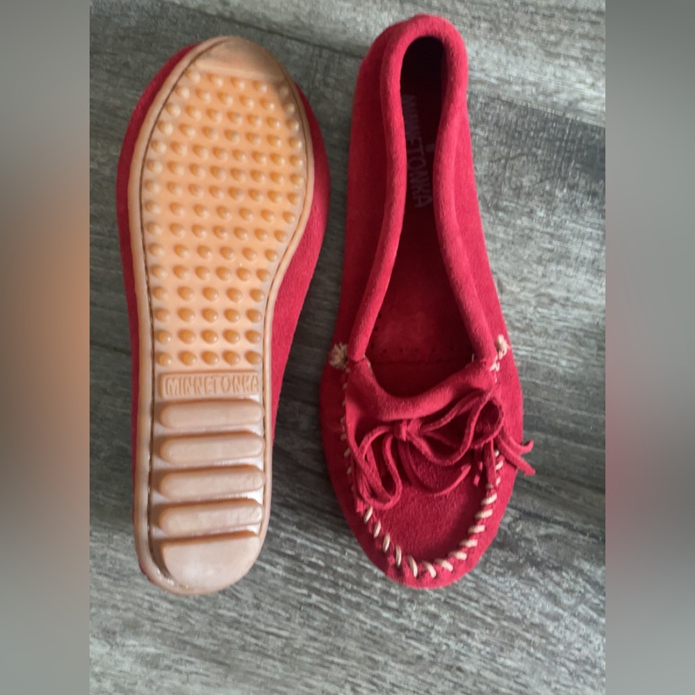 Minnetonka Women's Vibrant Red Moccasins nwot